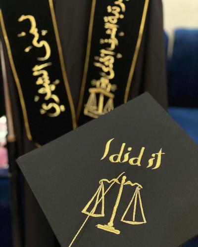 عبايات تخرج جامعة تطريز مع وشاح مخمل ملكي