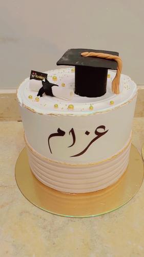 كيك تخرج وسط مرتفع