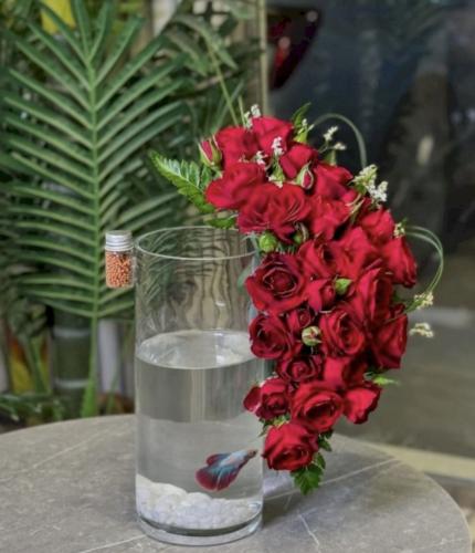 فازة ورد احمر مع سمكة