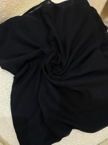 طرحه سادة باللون الأسود