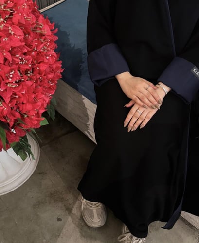 عباية كرز اللون كحلي