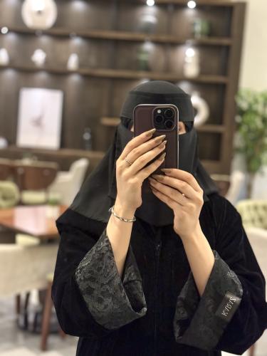 عباية كرز دانتيل شتويه مخمل