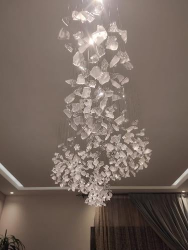 ثريا بتصميم مميز لون شفاف و ثلجي