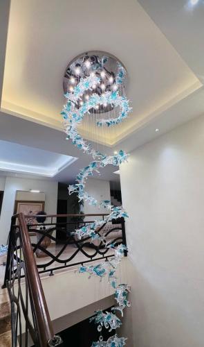 ثريا دائري طول 60سم لون شفاف على ازرق