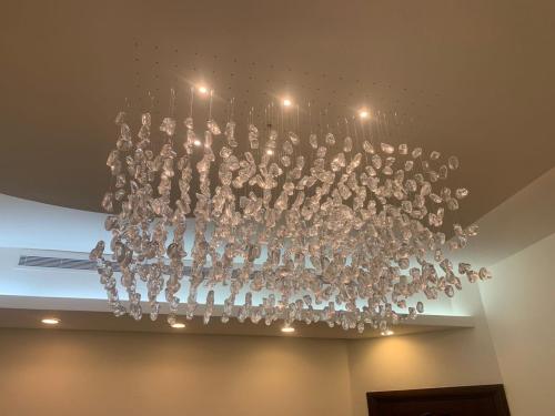 ثريا احجار مستطيلة طول مترين وعرض متر لون الاحجار...