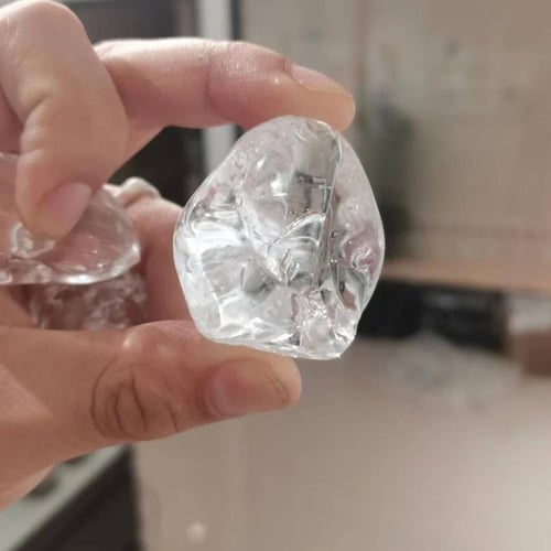 ثريا احجار مستطيلة طول مترين وعرض متر لون الاحجار...