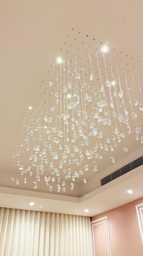 ثريا مستطيل بتصميم مميز طول 140سم وعرض 80سم لون شف...