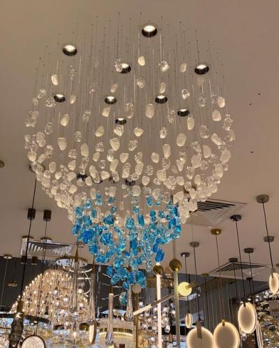 ثريا احجار دائري لون شفاف و ازرق يوجد منها مقاسات