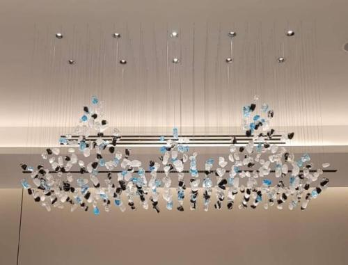 ثريا الاحجار بتصميم مميز لون ازرق و شفاف و ثلجي و...