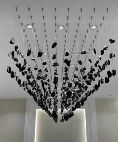 ثريا احجار مستطيلة طول مترين وعرض متر لون الاحجار...