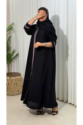 عباية صيفي ملكي أسود بقصة نص كلوش مع كلفة وردية على الأمام والأكمام شامل الطرحه