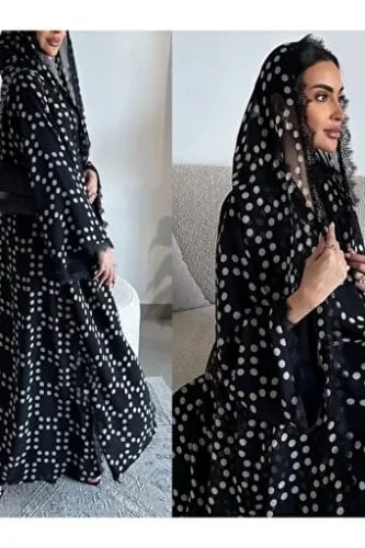 طقم عباءة أنيق بنقشة البولكا دوت مع دانتيل متباين، فستان طويل الأكمام مع حجاب مطابق