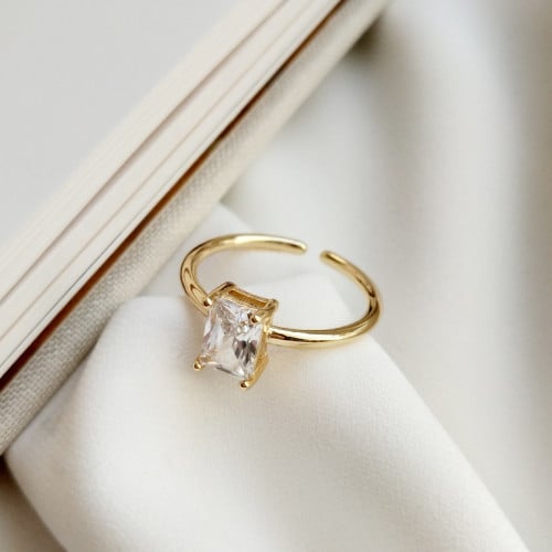 خاتم بتصميم كلاسيك من الزيركون و الفضة الاسترليني...