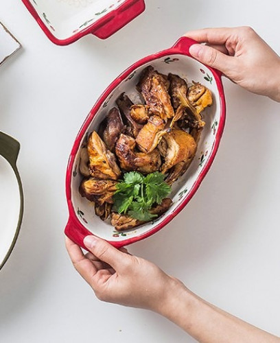 طبق تقديم بيضاوي بزخرفة كرزية