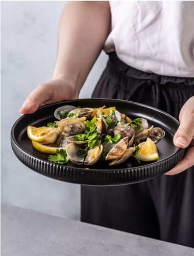 طقم طعام لأربع أشخاص أسود وأبيض