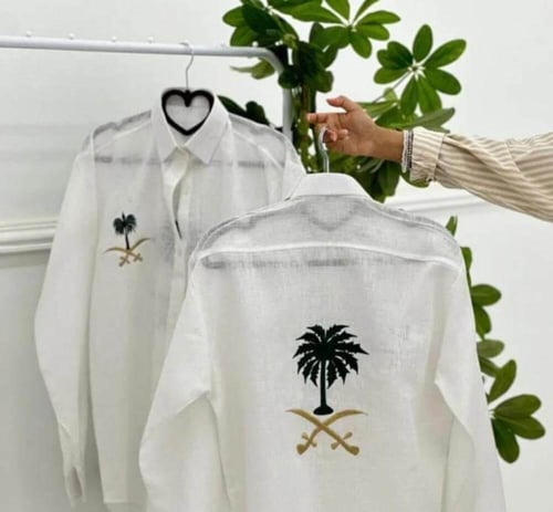 قميص كتان بتطريز سيفين ونخلة