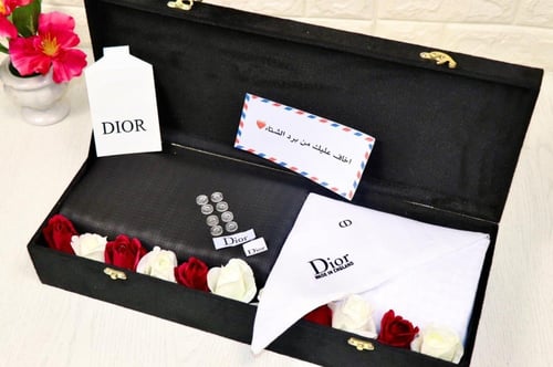 بوكس قماش مع شماغ شتوي ماركه ديور