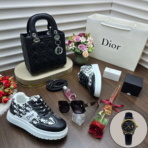 طقم نسائي شنطه وشوز سبورت ماركة ديور