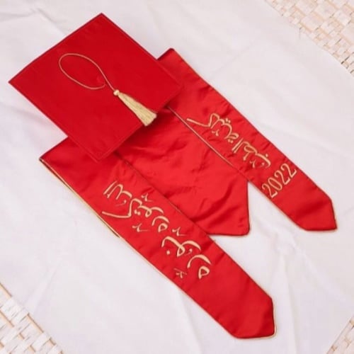 تفصيل وشاح مع قبعه تخرج فخمه تصميم وتطريز بالاسم ح...