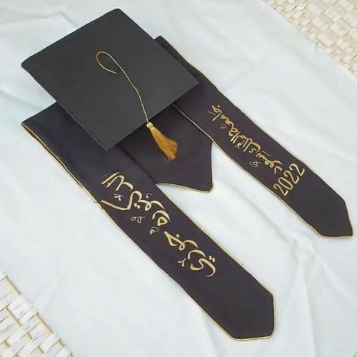تفصيل وشاح مع قبعه تخرج فخمه تصميم وتطريز بالاسم ح...