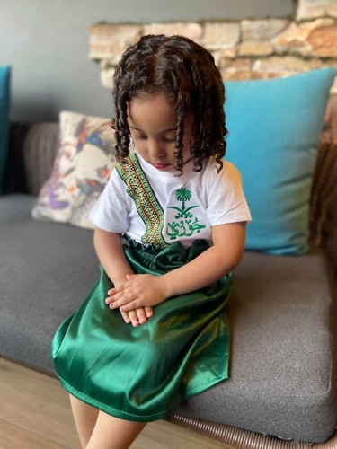 طقم بناتي بلوزه مع تنوره اليوم الوطني بالاسم