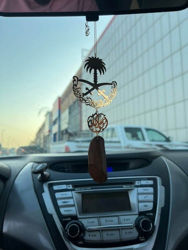 تعليقة سيارة فخمه بالاسم سيفين ونخلة مع كسره العود