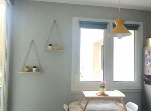 رف خشبي معلق بحبل شكل ارجوحة