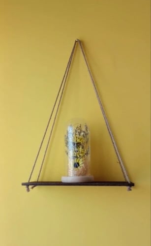 رف خشبي معلق بحبل شكل ارجوحة