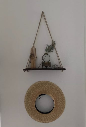 رف خشبي معلق بحبل شكل ارجوحة