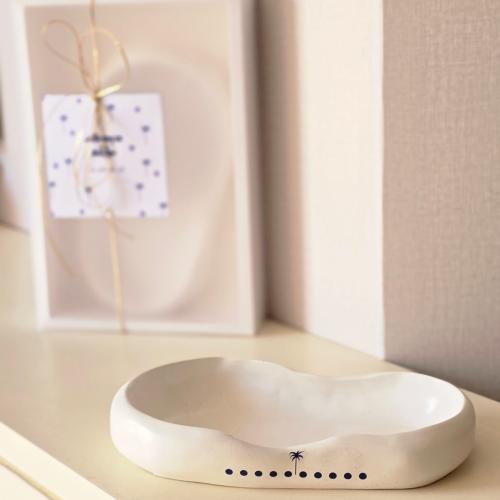 Palm shadow tray