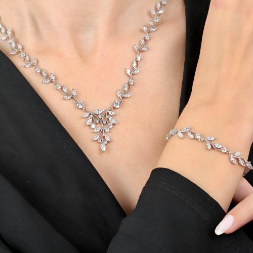 طقم فاخر لإطلالة ملكية من الفضة الخالصة بأحجار سوا...