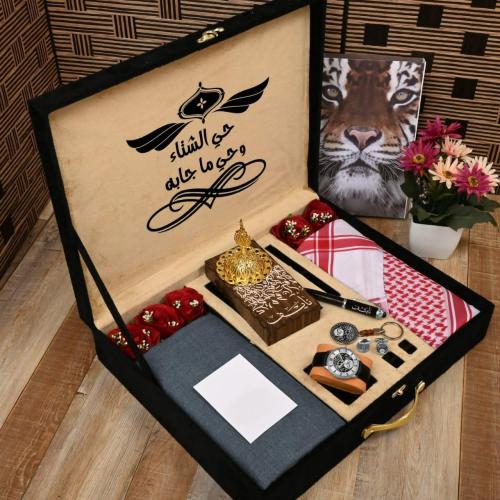 بوكس إهداء رجالي فخم بقماش راقي مع شماغ وإكسسوارات...