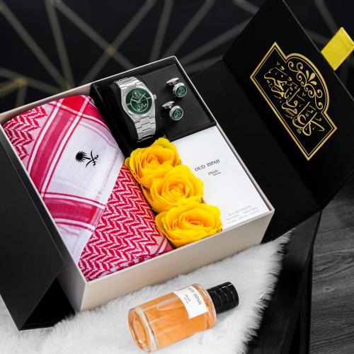 بوكس إهداء رجالي بلمسة من الفخامة مع شماغ أصيل وطق...