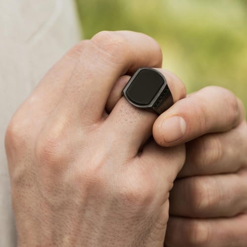 خاتم راقي بحجر عقيق أسود مميز - من الفضة المطفية ا...