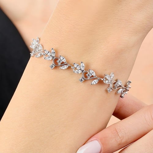 طقم فضة فاخر بتفاصيل متقنة لجمال إستثنائي وأناقة د...