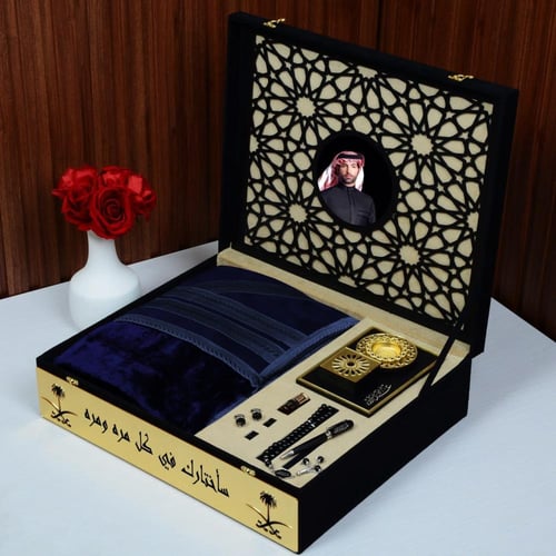 بوكس إهداء شتوي فاخر يتميز بخلفية خشبية راقية و وا...