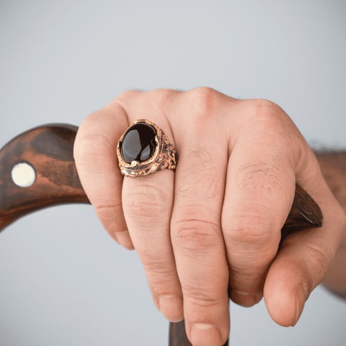 خاتم فاخر مرصع بحجر عقيق راقي ومصاغ بنقش هندسي ممي...