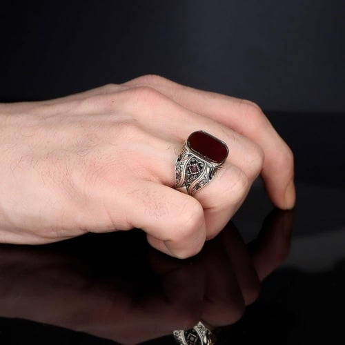 خاتم راقي مصاغ بزخارف تراثية تلتقي بالأناقة المعاص...