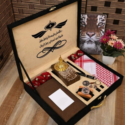 بوكس إهداء رجالي فخم بقماش راقي مع شماغ وإكسسوارات...