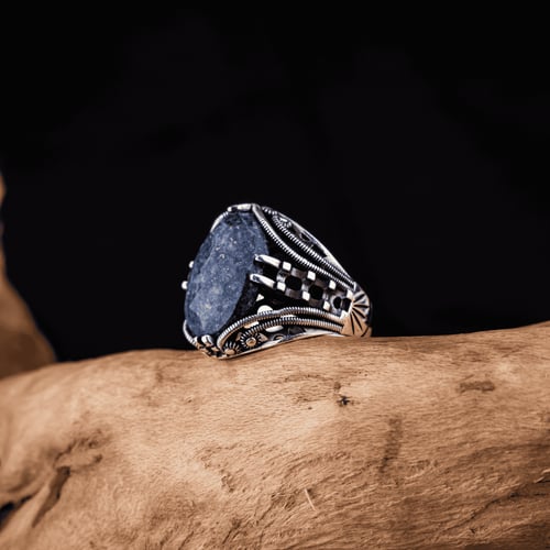 خاتم عصري مصاغ بتفاصيل هندسية راقية ومرصع بحجر لاز...