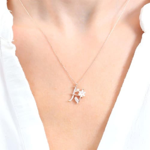 سلسال فضة راقي مطلي بالذهب، يحمل حرف (H) مرصّع بفص...