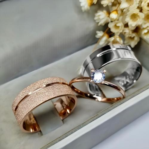 طقم فضة راقي بدبلتين مع خاتم مرصع بحجر زركون أنيق