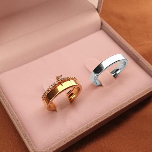 طقم فضة راقي بدبلتين رجالية ونسائية مع خاتم مميز ب...