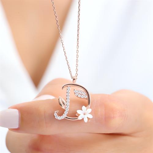 سلسال فضة راقي مطلي بالذهب، يحمل حرف (D) مرصّع بفص...