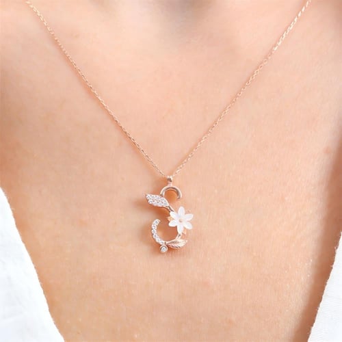 سلسال فضة راقي مطلي بالذهب، يحمل حرف (S) مرصّع بفص...