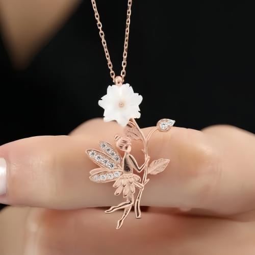 قلادة ملاك الحظ فضة بصياغة أنيقة مزينة بزهرة بيضاء...