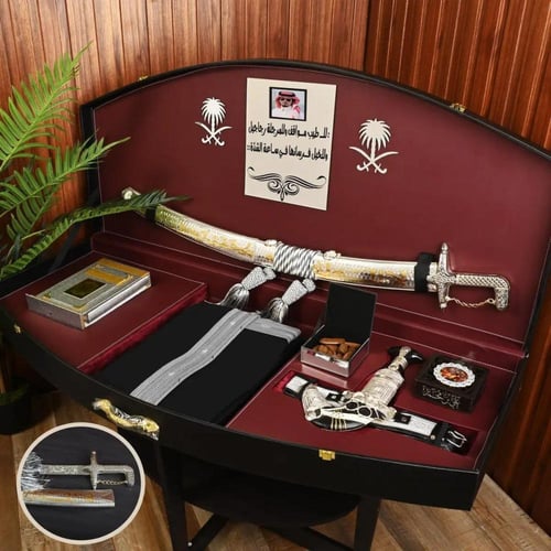 بوكس إهداء ملكي بسيف عربي مع مشلح راقي وخنجر نجران...