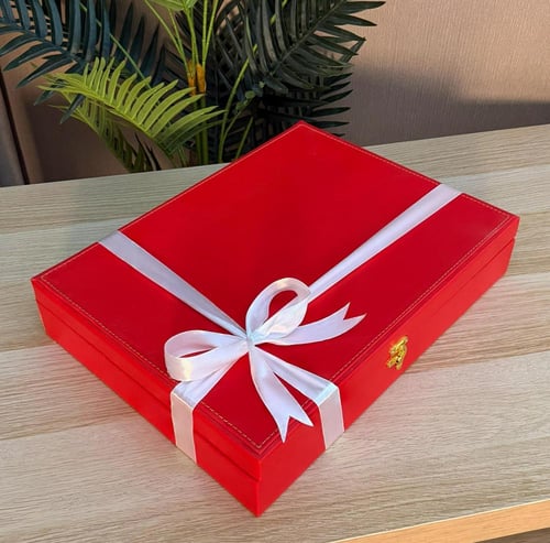 بوكس رجالي فخم بتصميم أنيق وتنسيق يليق بهدايا المن...