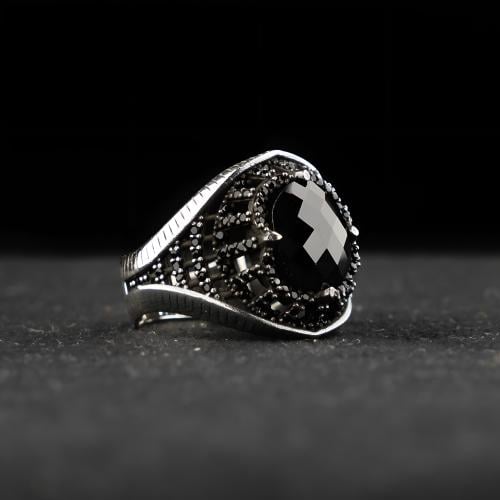 خاتم فضة راقي بتفاصيل محفورة وبتصميم هندسي مُحكم ي...