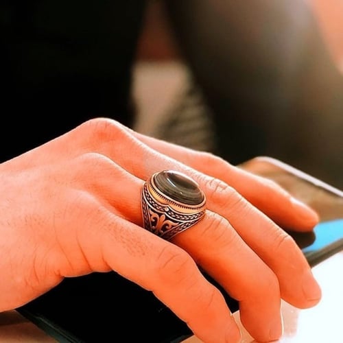 خاتم مصاغ بنقش راقي من الفضة الخالصة ومرصع بحجر عق...